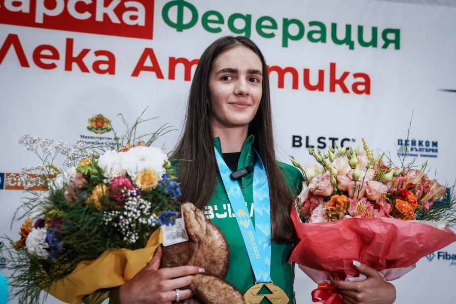 Посрещане на световната шампионка Виктория Ангелова1