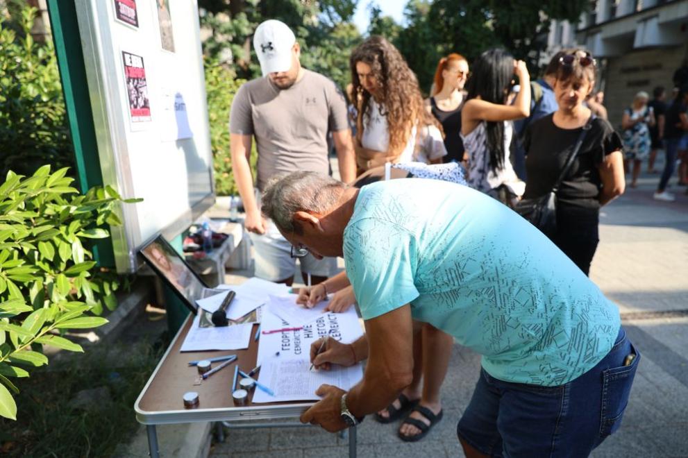 Протестиращи пред Съдебната палата в Пловдив настояха за справедлив процес за убийството на Георги Кузев и промяна в Наказателния кодекс