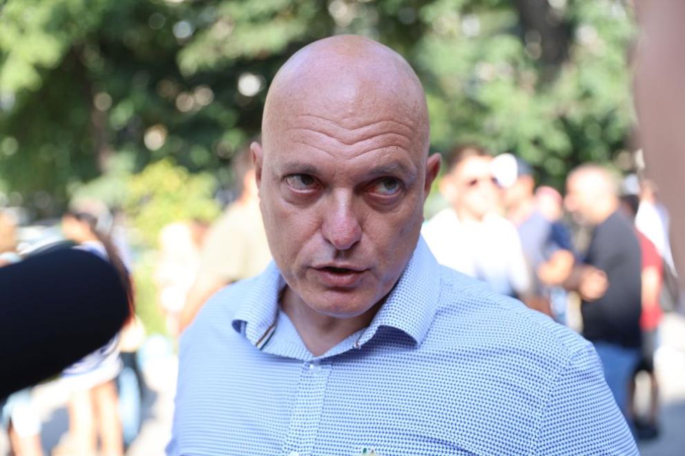Протестиращи пред Съдебната палата в Пловдив настояха за справедлив процес за убийството на Георги Кузев и промяна в Наказателния кодекс