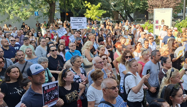 протест пловдив - Протестиращи настояват за справедлив процес за убийството на Георги Кузев