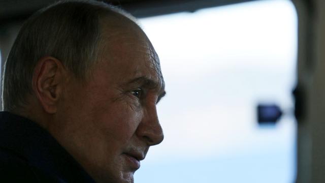 Владимир Путин инспектира военни учения на ракетния крайцер „Варяг“ (СНИМКИ)