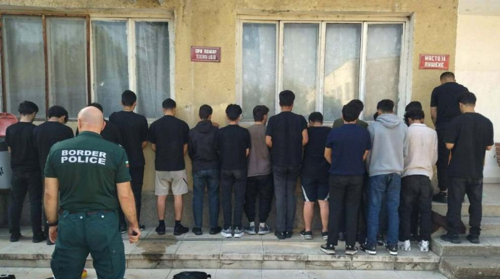 Български и румънски гранични полицаи заловиха камион с мигранти на прехода Видин-Калафат (СНИМКИ)