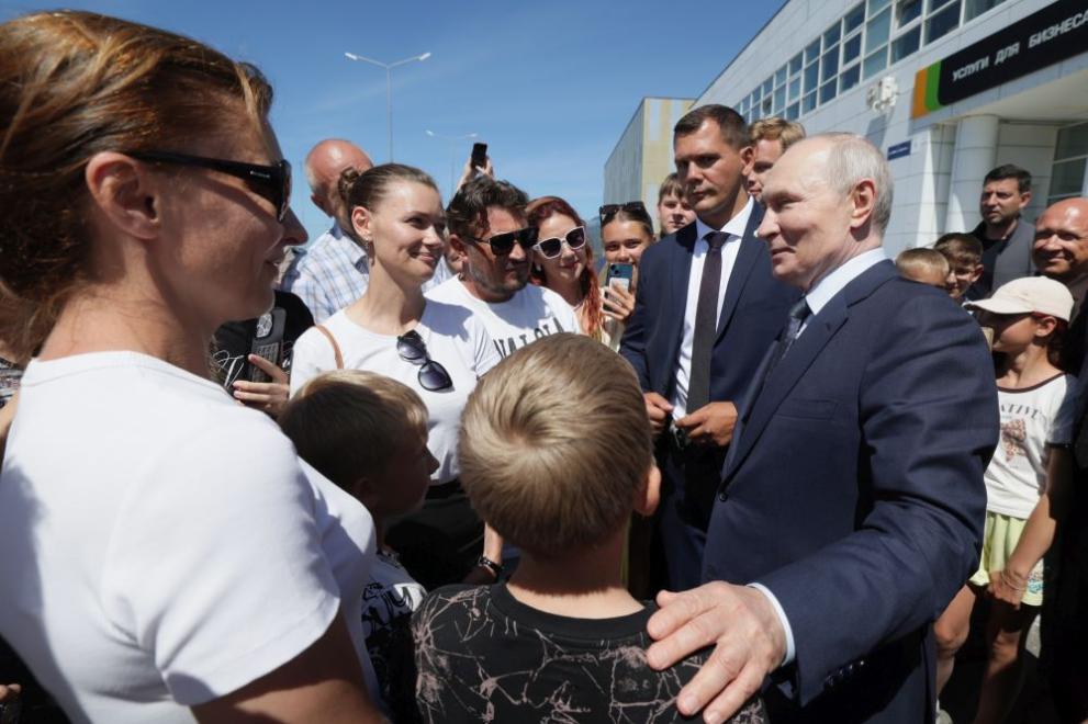 Руският президент Владимир Путин се среща с жители на град Курилск, разположен на остров Итуруп