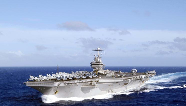 USS Abraham Lincoln - ДРАМА НА БОРДА: Моряци от USS Abraham Lincoln скачат в океана!