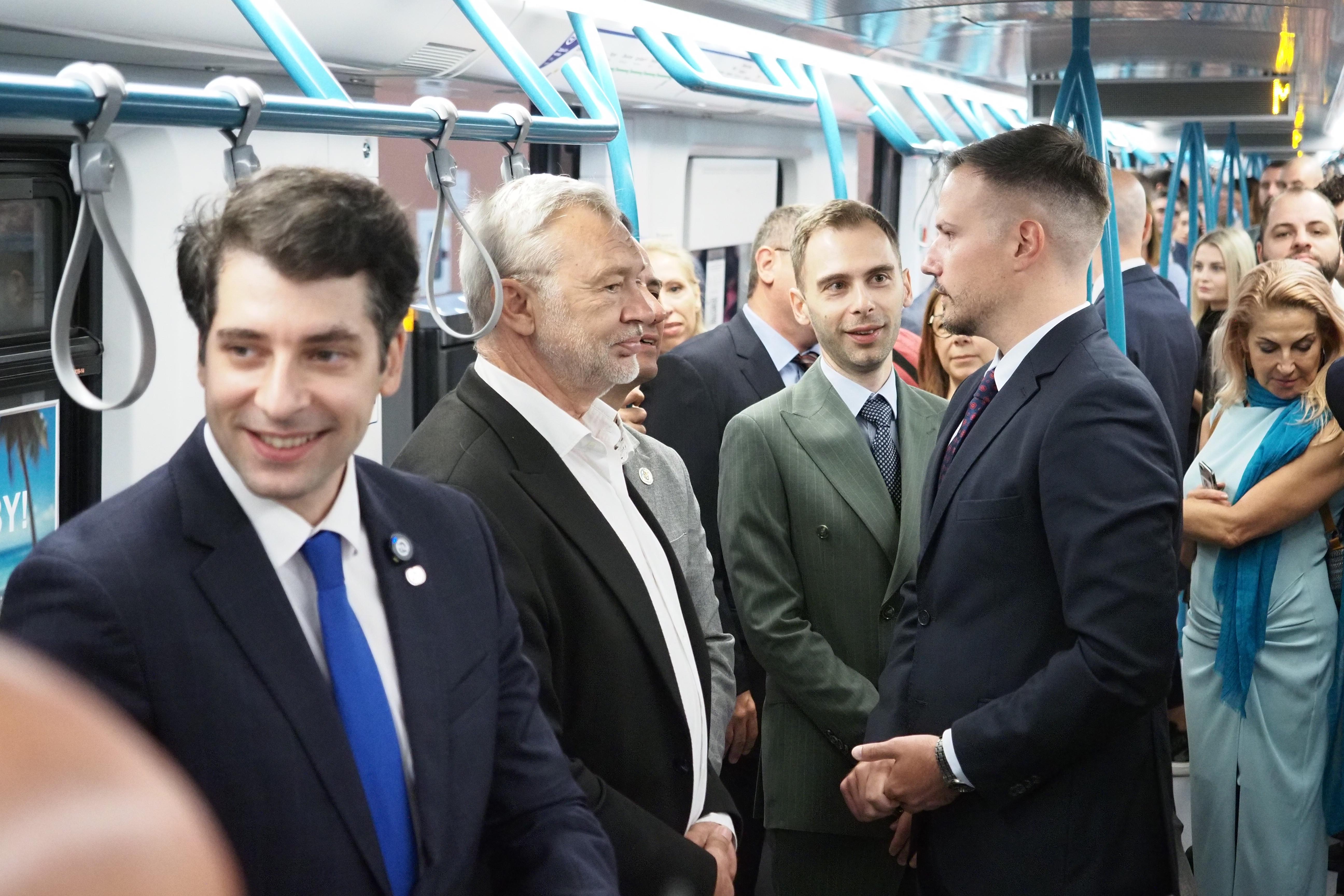 <p>Софийското метро се разширява с още близо 3 километра. От днес, 14 август, влаковете по линия 3 вече превозват пътници по новия участък от станция &bdquo;Хаджи Димитър&ldquo; до кв. &bdquo;Левски Г&ldquo;</p>