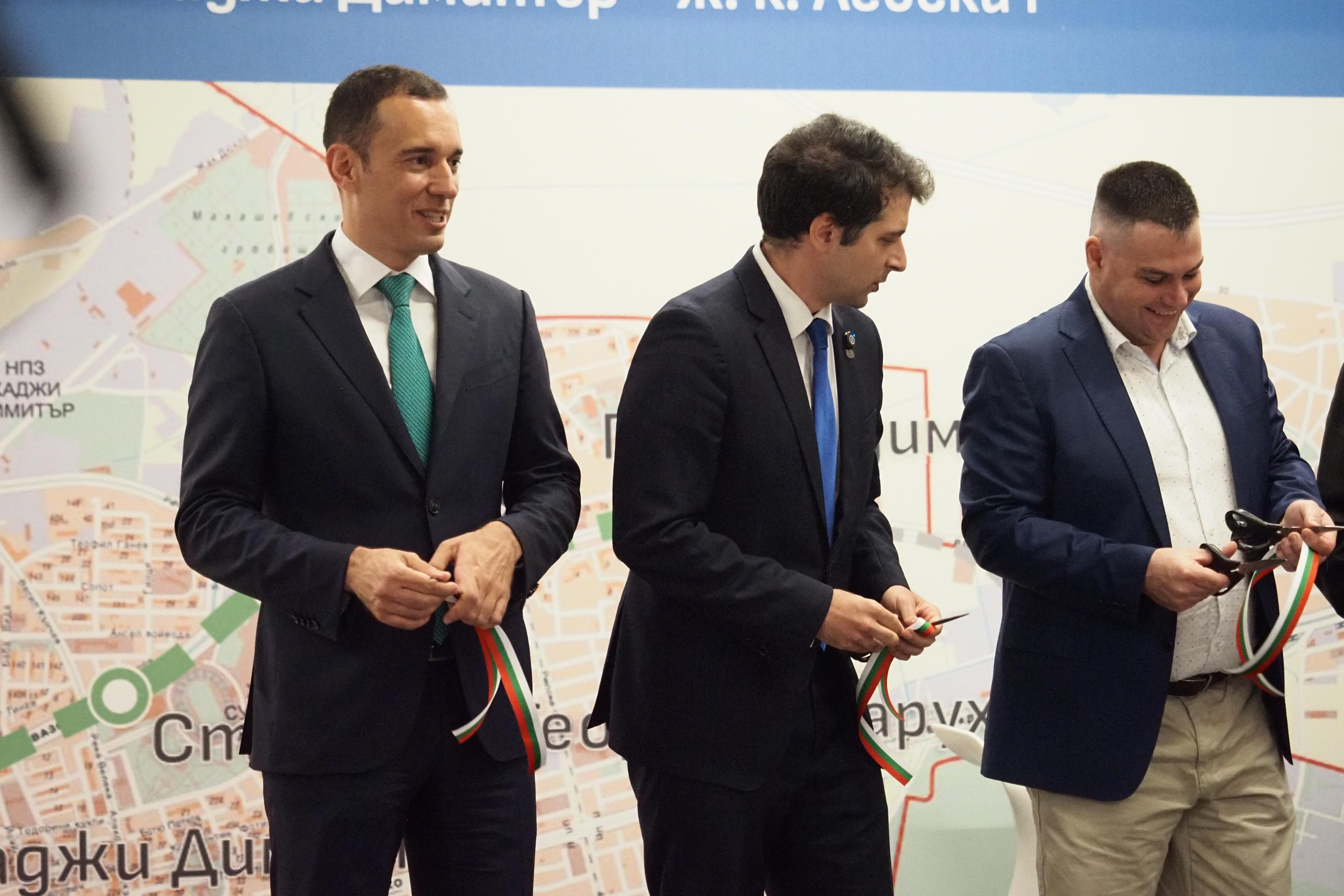 <p>Софийското метро се разширява с още близо 3 километра. От днес, 14 август, влаковете по линия 3 вече превозват пътници по новия участък от станция &bdquo;Хаджи Димитър&ldquo; до кв. &bdquo;Левски Г&ldquo;</p>