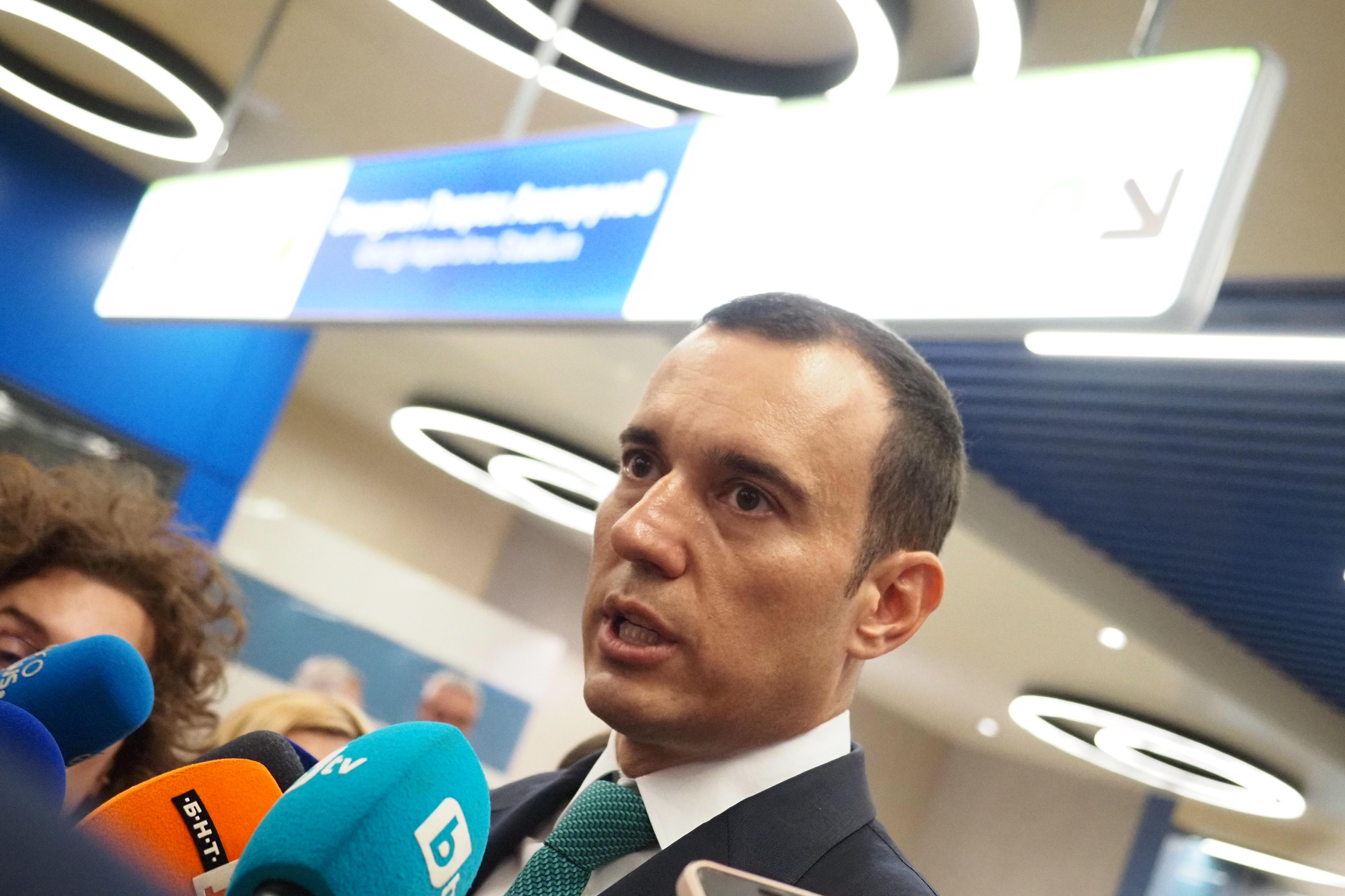 <p>Софийското метро се разширява с още близо 3 километра. От днес, 14 август, влаковете по линия 3 вече превозват пътници по новия участък от станция &bdquo;Хаджи Димитър&ldquo; до кв. &bdquo;Левски Г&ldquo;</p>