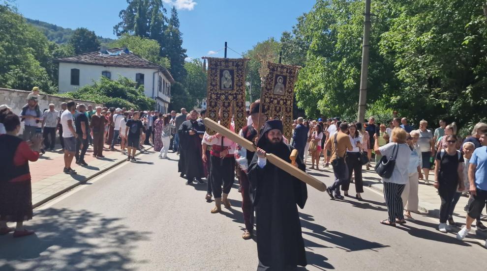 С литийно шествие с чудотворната икона: Троянският манастир отбелязва храмовия си празник