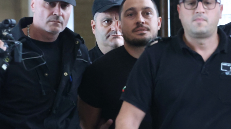 мъж шофьор наркотици бебе в кола
