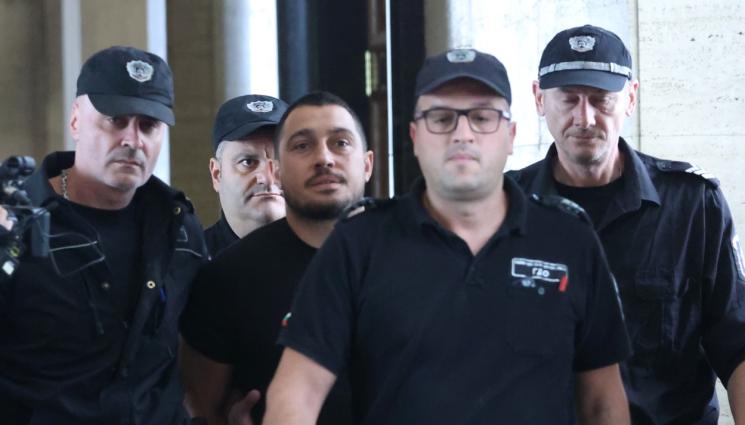 мъж бебе наркотици - Оставиха в ареста мъжа, превозвал големи количества наркотици в колата си с бебе на задната седалка