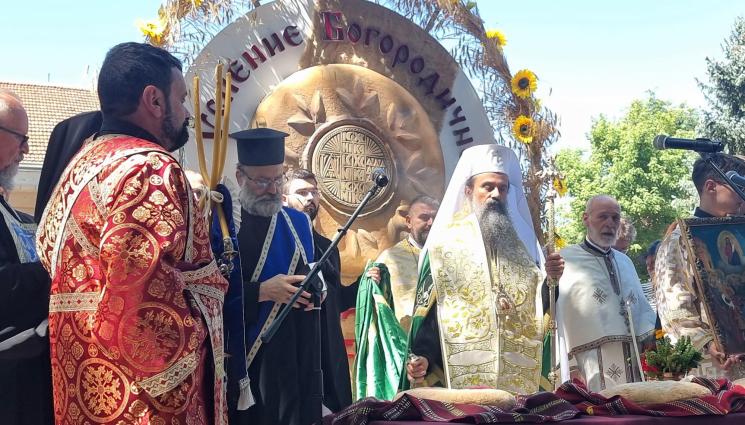 с - Голяма Богородица събра хиляди вярващи в храмове и манастири из страната