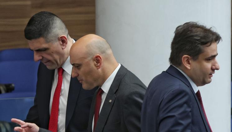 дб - ДБ с остър удар по кабинета „Радев“: 100 дни без промяна