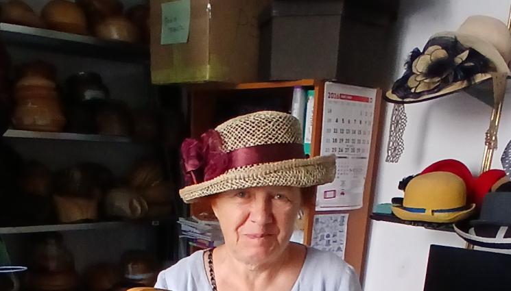 Ирина Сардарева - Шапкарката на първите дами навъртя 71 лета, още изработва уникати от 30 до 300 евро!