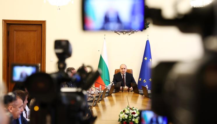 Радев - Радев: Навсякъде около нас гори, но не и в България