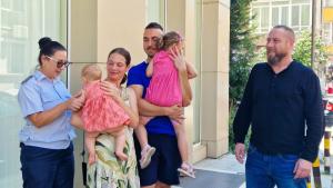 щастливо семейство след помощ от полицията