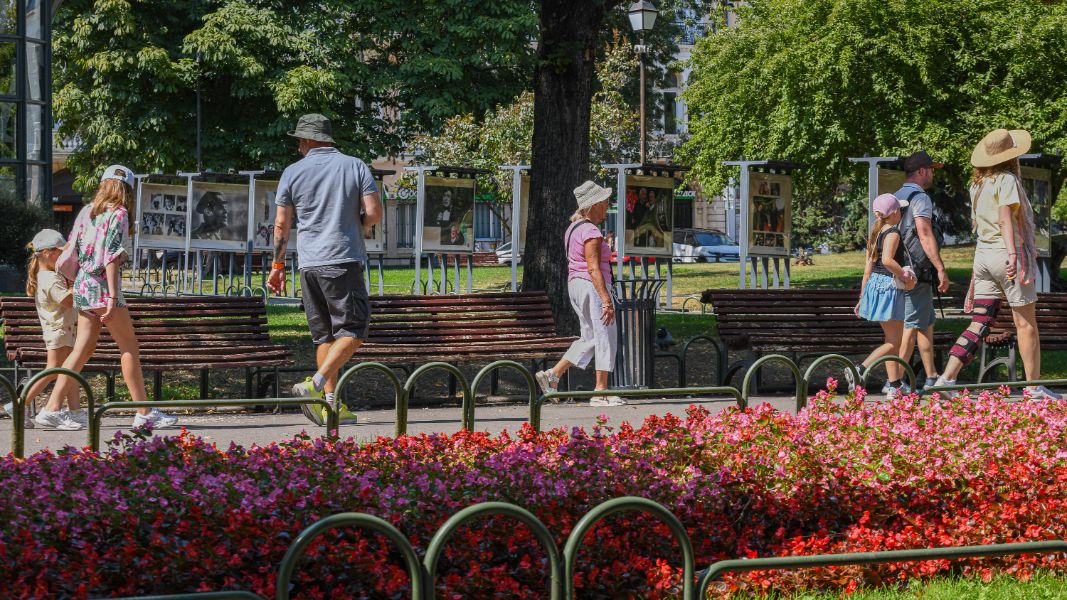 <p>Жегата превърна центъра на София в истинска пещ в неделния ден. Снимки от улиците показват как високите температури и силното слънце правят разходката из града изпитание.</p>
