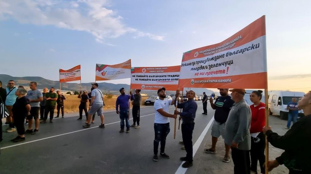 Производители на праскови блокираха пътя Сливен  Стара Загора