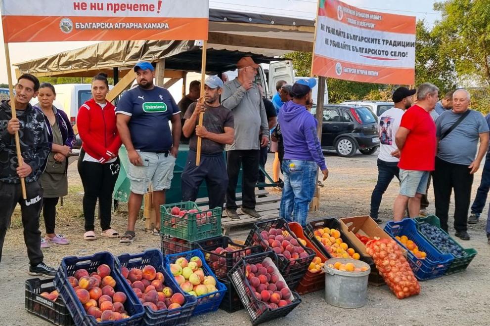 Производители на праскови блокираха пътя Сливен  Стара Загора