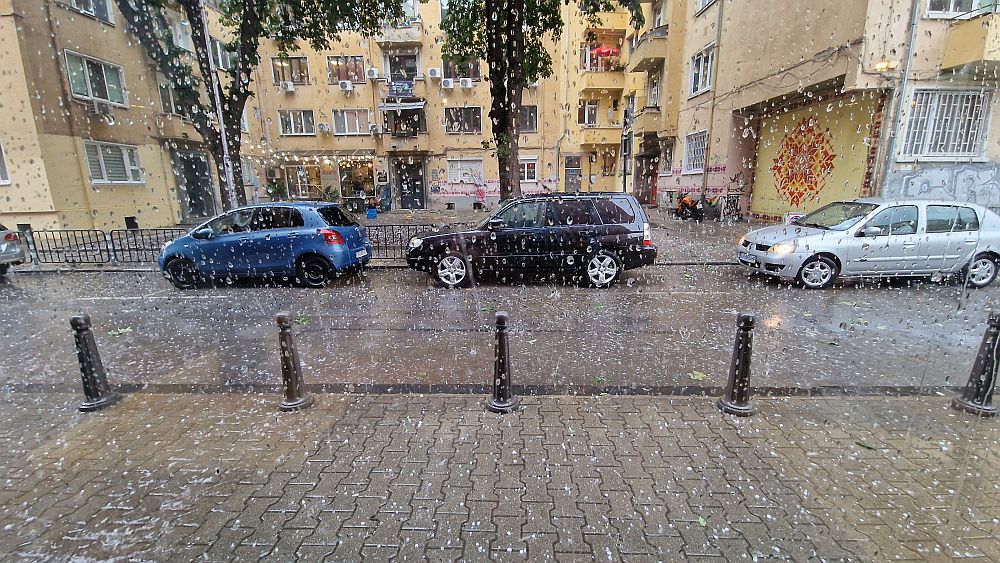 Мощна буря с градушка удари София