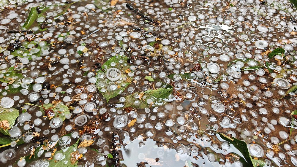 Мощна буря с градушка удари София