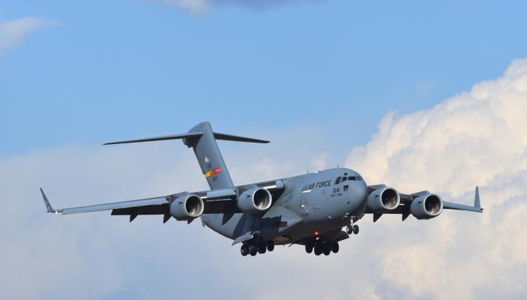 Boeing C 17 Globemaster III - Американски военен самолет кацна неочаквано в Москва