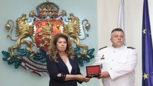 Президентът Йотова удостои капитан I ранг Божидар Иванове с висше