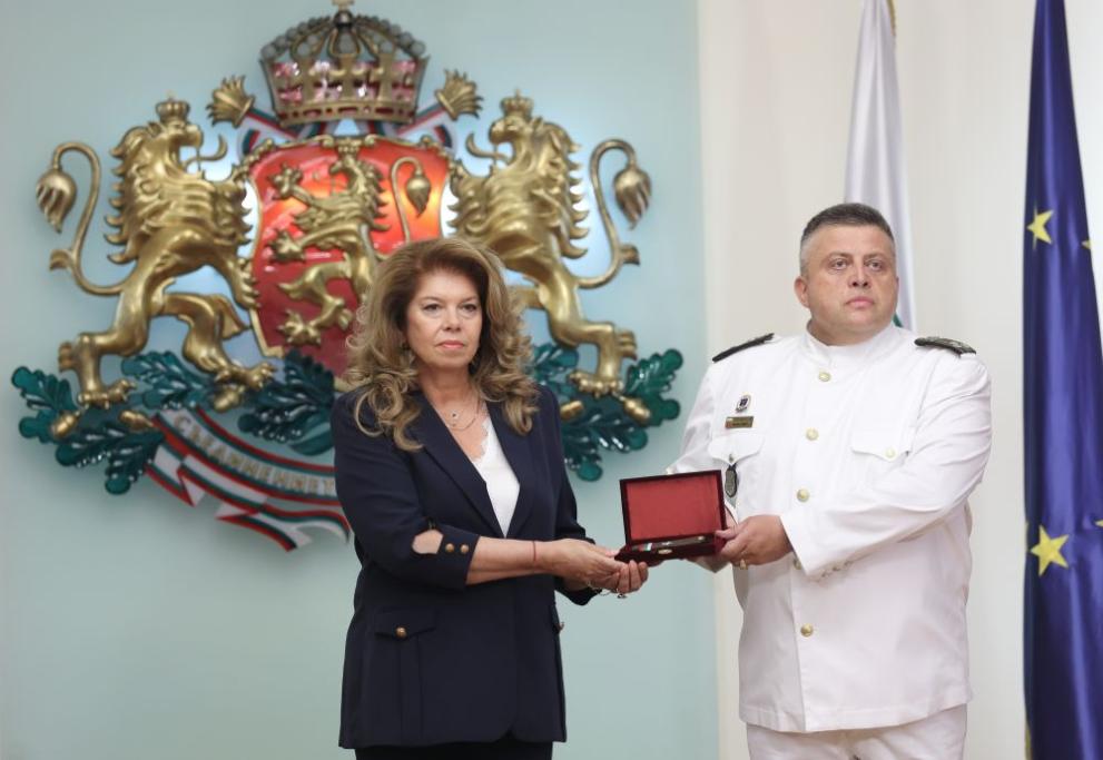 Президентът Йотова удостои капитан I ранг Божидар Иванове с висше офицерско звание