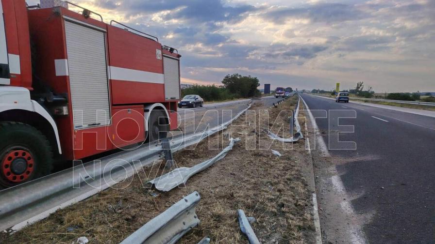 Камион проби двете мантинели на АМ „Марица“ заради спукана гума, спря в нива