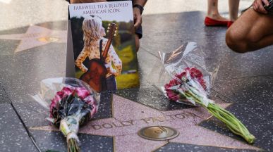 Песните на Dolly Parton отбелязват огромен ръст на слушанията след смъртта ѝ