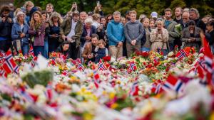 Опечалени хора са се събрали пред Кралския дворец в Осло