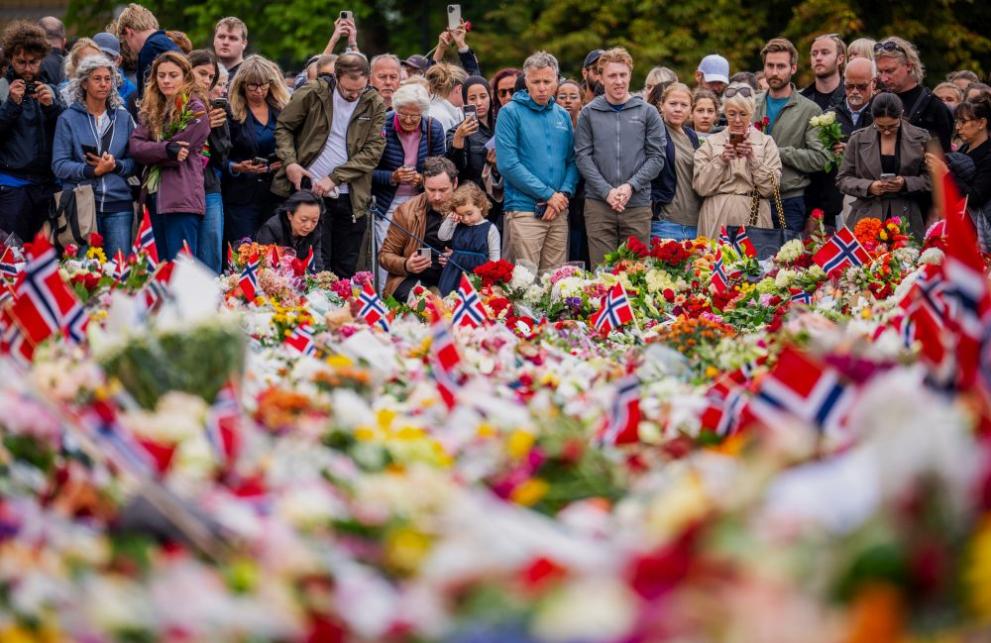 Опечалени хора са се събрали пред Кралския дворец в Осло в памет на крал Харалд V