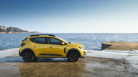 Европейският бестселър Dacia Sandero става електрически, но и ДВГ-то остава