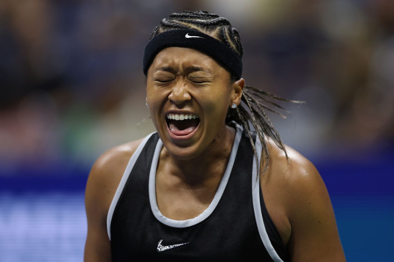 <p>Четирикратната шампионка от Големия шлем шокира феновете на US Open с роба от вестникарски заглавия и екип в стил Алън Айвърсън. Японката премина през труден мач срещу Захарова и обеща още модни изненади в следващия кръг.</p>