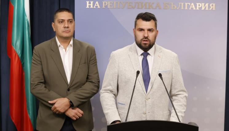 герб - ГЕРБ: Главата ни е дълбоко в политическия пясък