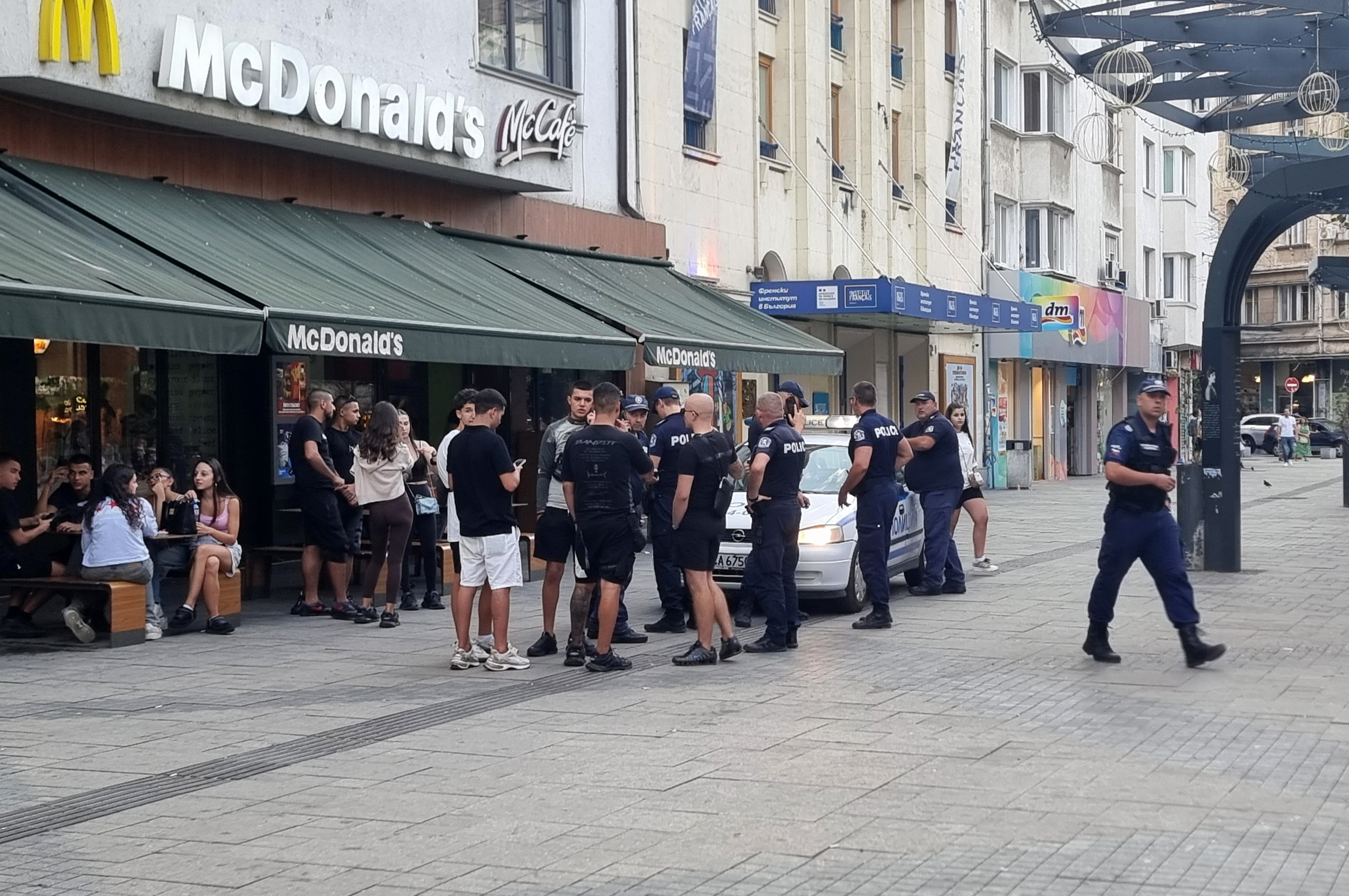 Полиция окупира „Славейков“, проверяват наред т.нар. локали