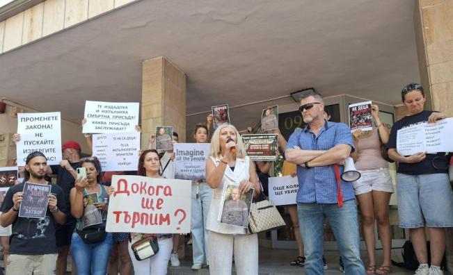 Месец след убийството: Близките на Георги Кузев отново излизат на протест