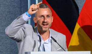 <p>Наричан &bdquo;най-опасният човек в страната&ldquo; води крайната десница към историческа победа в Германия</p>