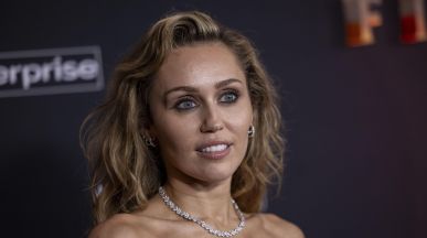 Miley ни призовава на дансинга с новия си сингъл „Bass Persuades“