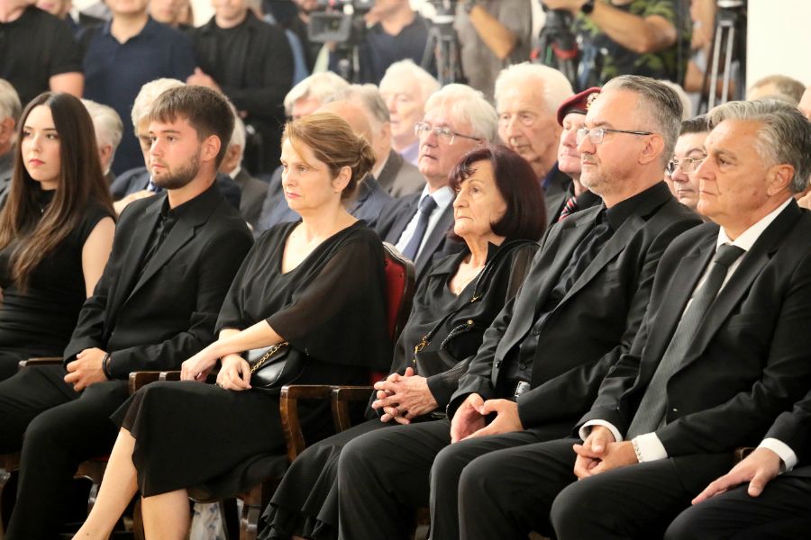 <p>Сърбия се сбогува с Ратко Младич.</p>