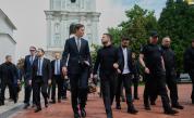 Украинският президент Володимир Зеленски говори с американския пратеник Джаред Къшнър, пристигнал заедно със Стив Уиткоф в Киев