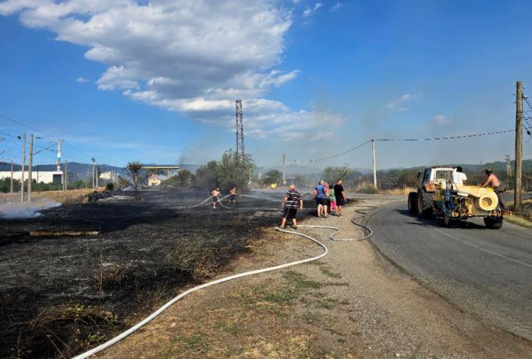 Пожари пламнаха на няколко места в страната