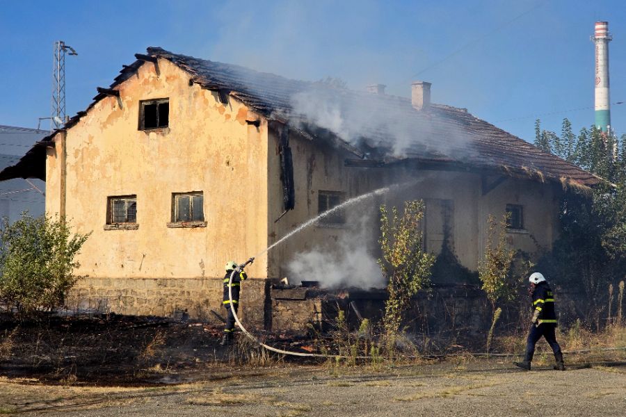 <p>Пожари пламнаха на няколко места в страната.</p>