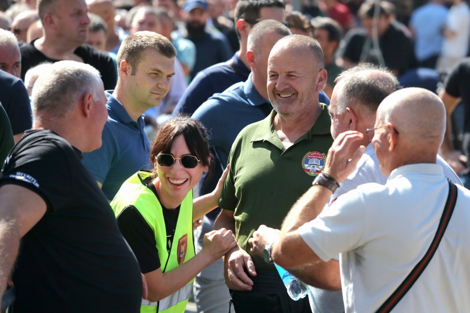 <p>Десетки хиляди, много от които граждани на босненската Република Сръбска, дойдоха днес в Белград на погребението на босненския сръбски генерал Ратко Младич, който почина в болницата на затвора в Хага на 27 август, докато излежаваше доживотна присъда за геноцид.</p>