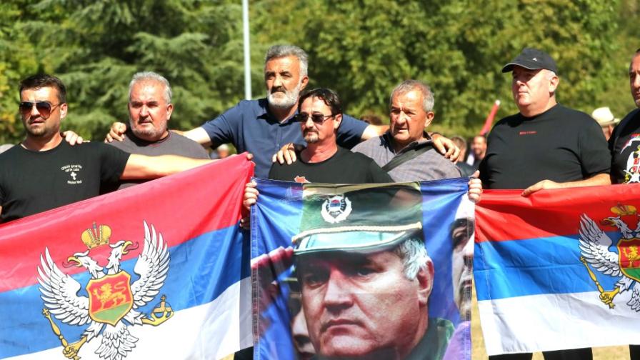 Погребват Ратко Младич в Белград: Десетки хиляди го изпращат (СНИМКИ)