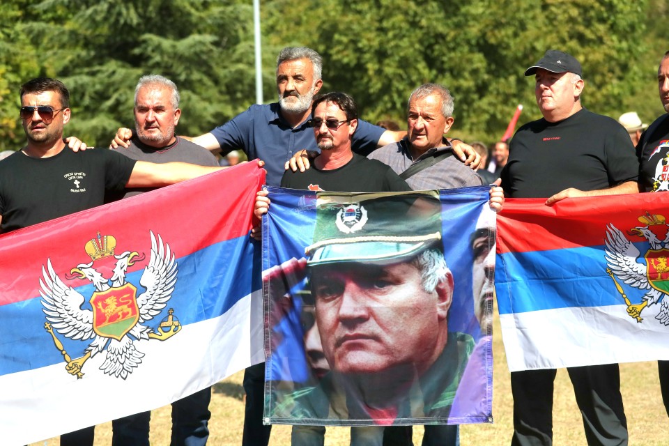 <p>Десетки хиляди, много от които граждани на босненската Република Сръбска, дойдоха днес в Белград на погребението на босненския сръбски генерал Ратко Младич, който почина в болницата на затвора в Хага на 27 август, докато излежаваше доживотна присъда за геноцид.</p>