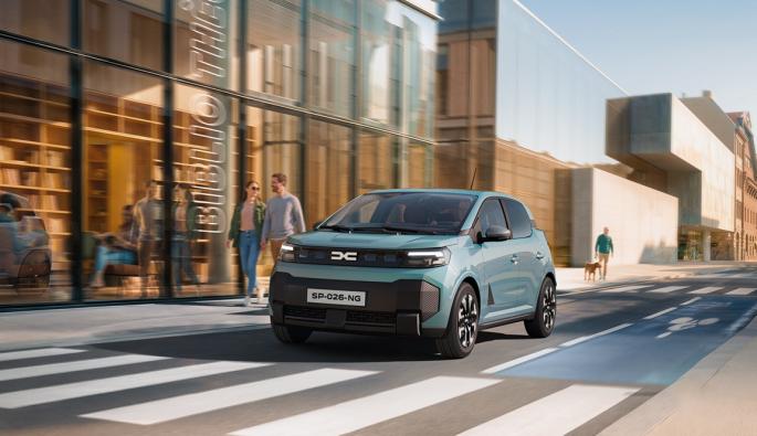  Новата платформа RG-EV на Renault е направила автомобила с 15 см по-дълъг и 18 см по-широк от предшественика си, което ще рече 3,85 м дължина и 1,74 м широчина.,  