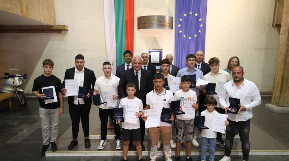 Демерджиев даде начало на инициативата „Малките големи герои“, награди за доблестни деца
