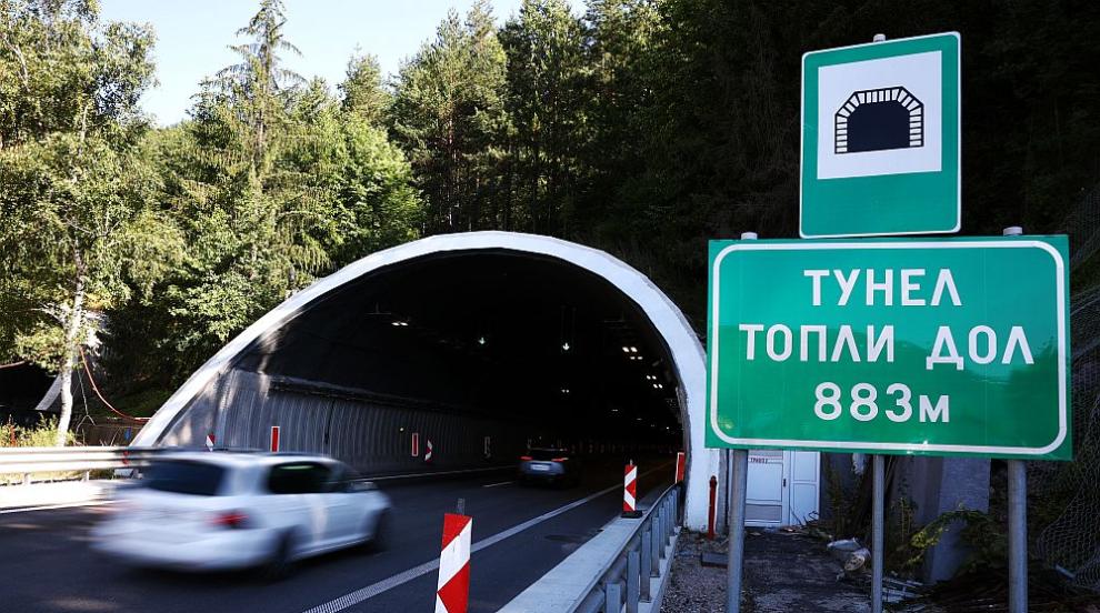 Ограничено движение в тунел „Топли дол“ заради аварирал камион
