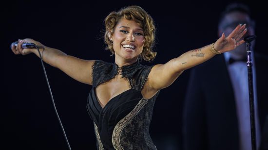 RAYE представя официалното видео към „Joy.“