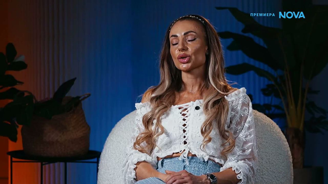 <p>46-годишната Пламена Денчева от отбора на &bdquo;Урагани&ldquo; е успешен брокер, майка и кросфит маниак. Бъркана за сестра на 20-годишната си дъщеря, тя влиза на Арената с дисциплина на войник, за да покаже, че е отвяла младите още на кастингите.</p>